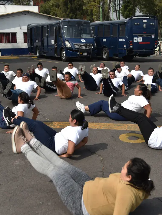 Petugas kepolisian Meksiko melakukan latihan di unit kepolisian di Mexico City (11/12/2019). 1.000 petugas kepolisian Mexico City telah bergabung dengan sebuah program untuk menurunkan berat badan. (AFP Photo/Rodrigo Arangua)