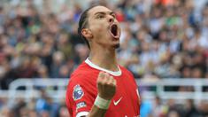 Pemain Liverpool, Darwin Nunez, melakukan selebrasi setelah mencetak dua gol bagi kemenangan timnya atas Newcastle United dalam laga pekan ke-3 Premier League 2023/2024 yang berlangsung di St. James' Park, Inggris, Minggu (27/8/2023). (AFP/Lindsey Parnaby)