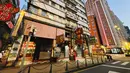 Toko-toko tutup di Makau, Senin (11/7/2022). Jalan-jalan di pusat perjudian terbesar di dunia, Makau, kosong pada Senin setelah kasino dan sebagian besar bisnis lainnya diperintahkan ditutup untuk menahan wabah virus corona terburuk. (AP Photo/Kong)