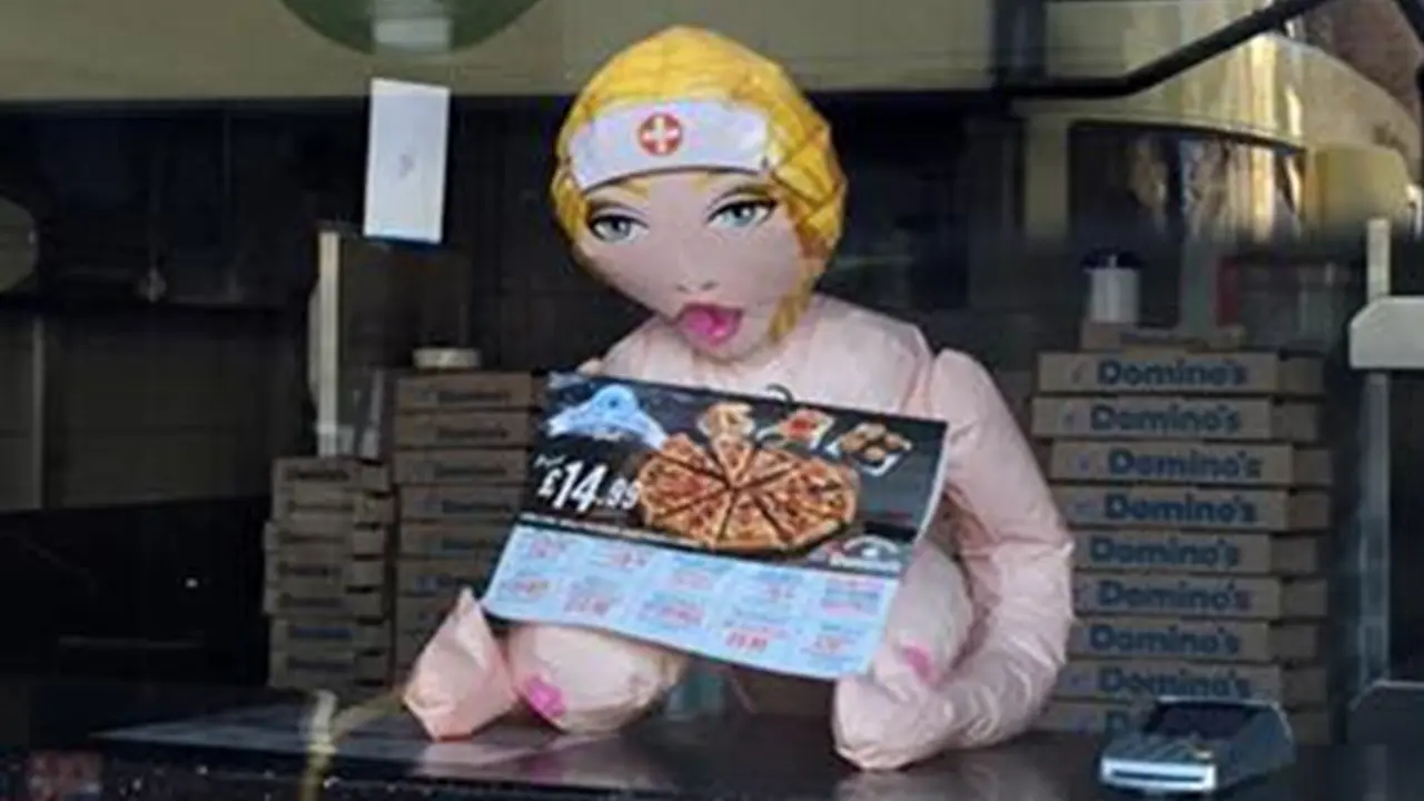 Kedai Pizza Ini Gunakan Boneka Seks untuk Pegang Menu