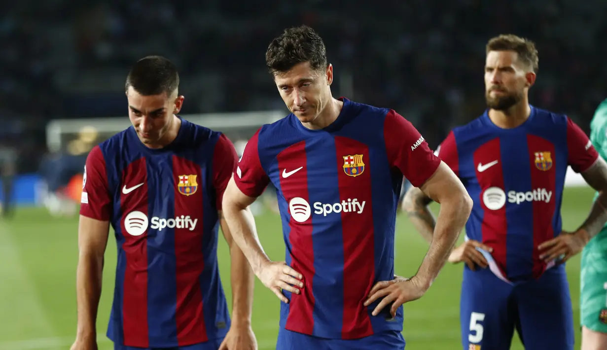 Barca harus bermain 10 orang usai Ronald Araujo mendapat kartu merah langsung. (AP Photo/Joan Monfort)