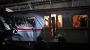 Tim pencari dan penyelamat mencari korban yang mash terjebak dalam kecelakaan Kereta Api Jarak Jauh (KAJJ) dengan Kereta rel Listrik (KRL) Commuter Line di Stasiun Bekasi Timur, Jawa Barat, Selasa 28 April 2026 dini hari. (AP Photo/Fadlan Syam)