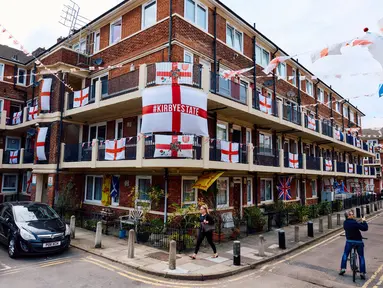 Bendera St George, bendera nasional Inggris, berkibar dari rumah warga menjelang laga final 2024 antara Spanyol vs Inggris di Kirby Estate di Bermondsey, London selatan, Jumat (12/7/2024). (BENJAMIN CREMEL / AFP)