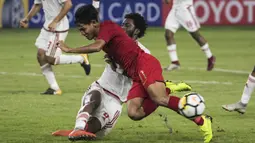 Bek Timnas Indonesia, Firza Andika, ditekel bek UEA, Omar Ahmad, pada laga AFC U-19 Championship di SUGBK, Jakarta, Selasa (24/10). Indonesia menang 1-0 atas UEA. (Bola.com/Vitalis Yogi Trisna)