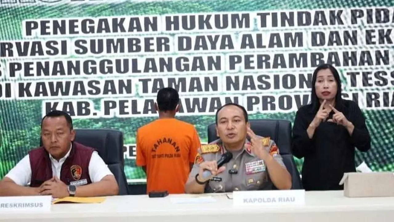 Kapolda Riau Irjen Herry Heryawan dalam konferensi pers jual beli lahan di TNTN oleh pemangku adat.