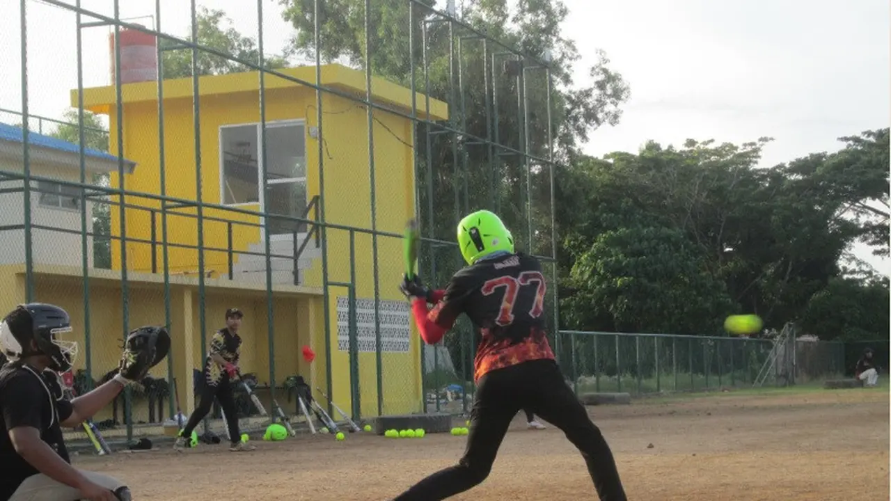 Tim softball Sulawesi Tenggara berlatih di Makassar Sulawesi Selatan, mempersiapkan tim menuju PON Papua.(Liputan6.com/Ahmad Akbar Fua)