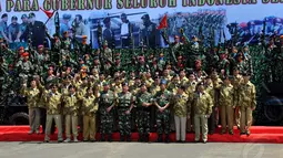 Pemberian penghargaan itu diikuti 29 gubernur di Indonesia dan 5 lainnya berhalangan hadir di Dermaga Ujung, Surabaya, (6/10/14). (Liputan6.com/Johan Tallo)