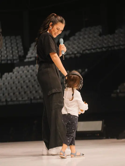 Raisa tampil serba-hitam dengan kaus dan cargo pants ala cewek mamba. Ia memilih sneakers warna putih untuk penyempurna gaya. (Foto: Instagram Raisa)