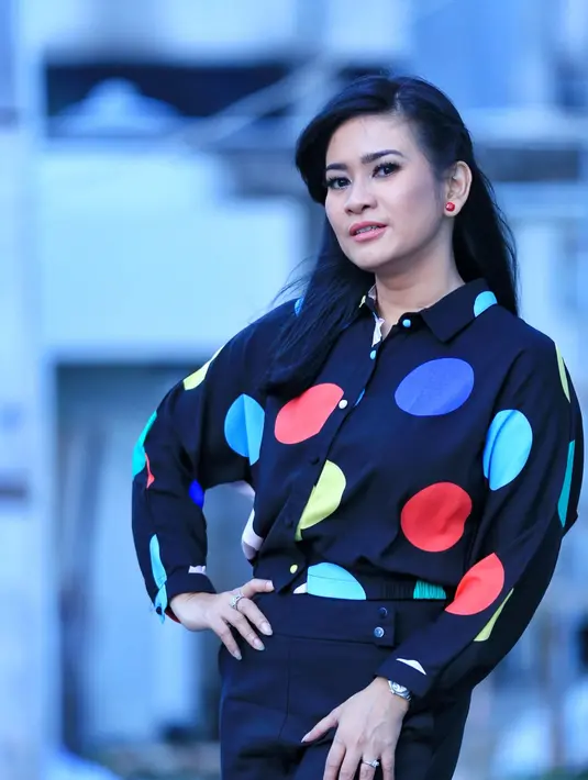 Sepuluh tahun hidup bersama putrinya, Dira, pelantun lagu Terlena itu juga masih ingin membina rumah tangga kembali. Namun, ia belum bisa memastikan kapan akan melepas masa lajangnya. (Adrian Putra/Bintang.com)