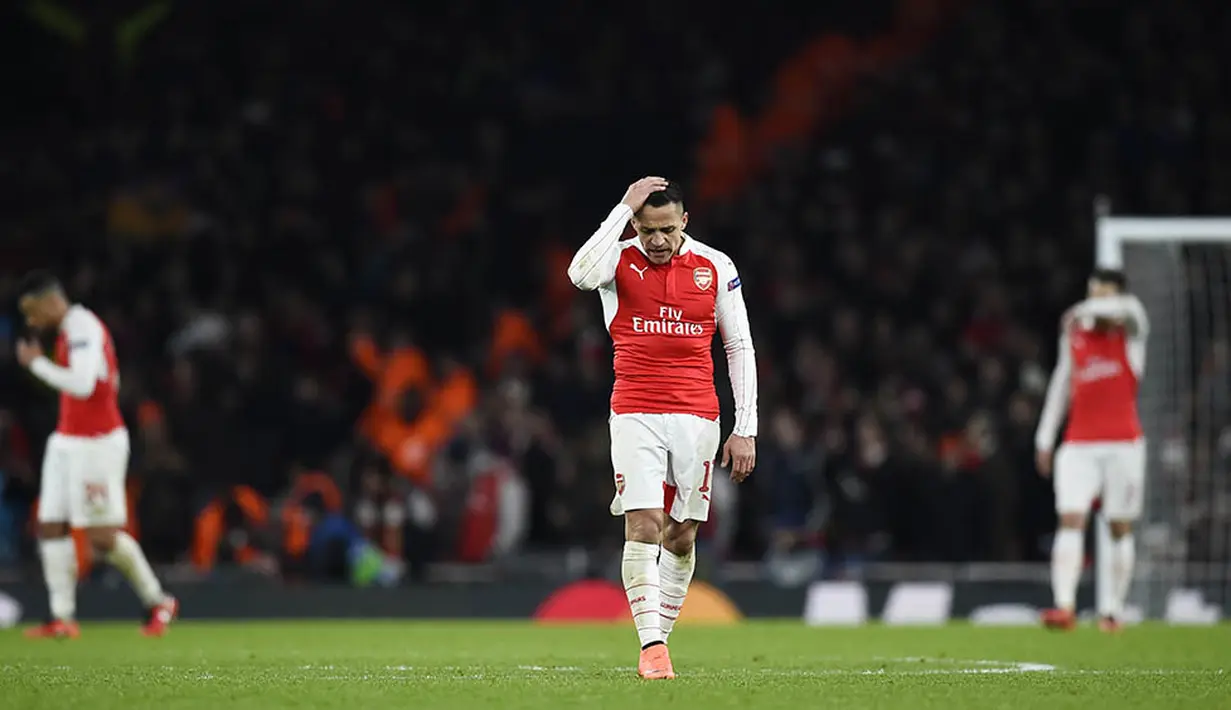 Para pemain Arsenal tampak kecewa usai takluk dari Barcelona. Leg kedua akan berlangsung di kandang Barcelona, Stadion Camp Nou pada Kamis (17/3/2016). (Reuters/Dylan Martinez)