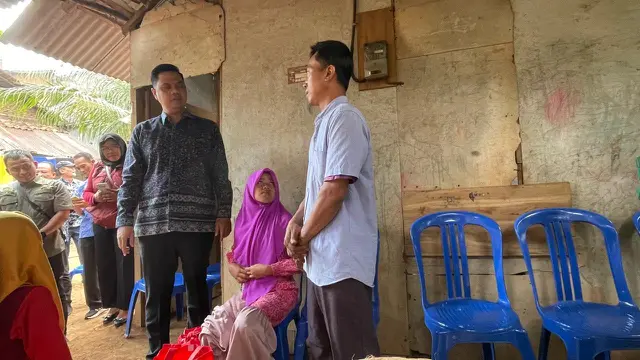 Alika dan Aprilia gembira saat mendapat kabar mereka diterima di SR dari Bupati Witiarso Utomo