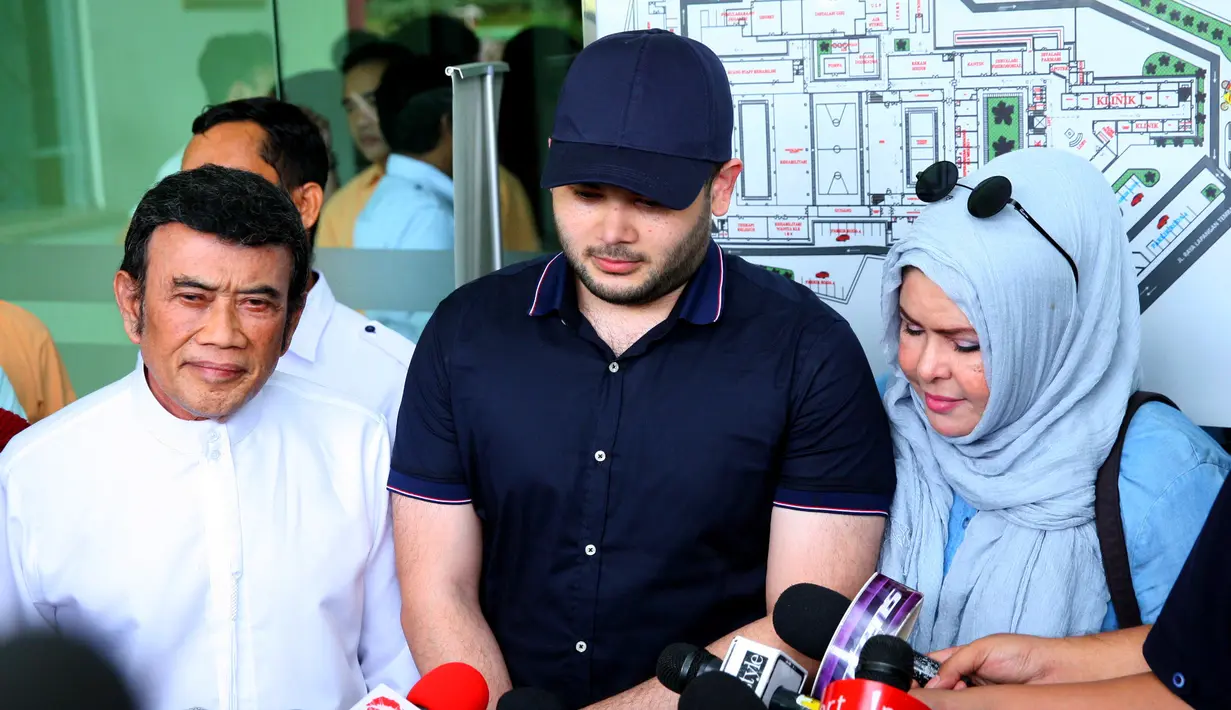 "Kami bersyukur, alhamdulillah. Hari ini Ridho sudah bisa pulang," ucap Rhoma Irama membuka pernyataannya kepada awak media di RSKO Cibubur, Jakarta Timur, Kamis (25/1/2018). (Nurwahyunan/Bintang.com)