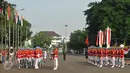 Pasukan Pengamanan Presiden menjalani prosesi serah terima pergantian pasukan jaga Istana di depan Istana Negara, Jakarta, Minggu (17/7). Prosesi ini merupakan kegiatan rutin yang dilangsungkan pada Minggu ke-2 tiap bulannya. (Liputan6.com/Gempur M Surya)