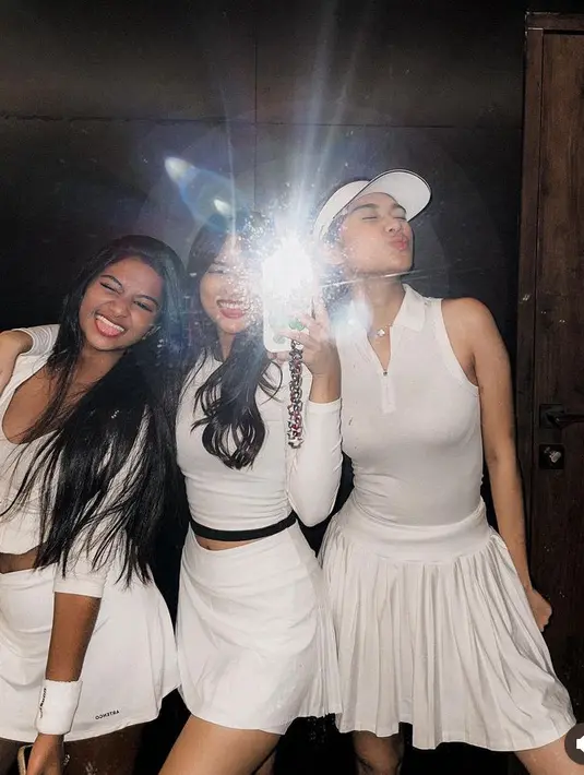 Keduanya pun sama-sama mengenakan atasan dan bawahan putih. Membuat keduanya tampil totalitas jadi caddy golf. [@fuji_an]