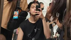 Kim Taehyung atau V BTS terbilang aktif mengunggah berbagai kegiatan di media sosial. Pria kelahiran 30 Desember 1995 Ini beberapa kali terlihat mengunggah momen saat melakukan mirror selfie. (Liputan6.com/IG/@thv)