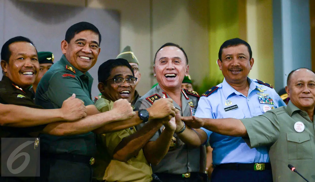 Plt Gubernur DKI Jakarta Sumarsono, Kapolda Metro Jaya Irjen M Iriawan, Pangdam Jaya Mayjen TNI Jaswandi foto bersama usai konfrensi pers pengamanan Pilgub DKI 2017 putaran kedua di Aula Sudirman, Jakarta Timur, Kamis (13/4). (Liputan6.com/Yoppy Renato)