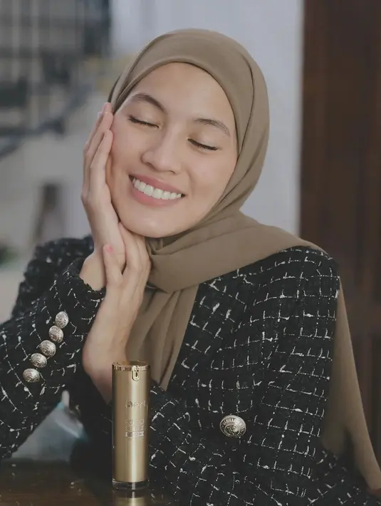 <p>Untuk kesan yang lebih dewasa, Alyssa Soebandono mengenakan tweed blazer berwarna hitam dengan hijab berwarna cokelat. (instagram/ichasoebandono)</p>