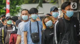 Warga menunggu mengikuti program vaksinasi massal Covid-19 di PMI Kota Bekasi, Jawa Barat, Sabtu (21/08/2021). PMI Kota Bekasi bekerjasama dengan Puskesmas Marga Jaya melaksanakan vaksinasi Covid-19 secara massal untuk 2000 peserta. (Liputan6.com/Herman Zakharia)