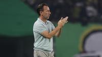 Pelatih PSIM Yogyakarta, Jean-Paul van Gastel, saat memimpin timnya menghadapi Persebaya Surabaya pada laga pembuka BRI Super League 2025/2026 di Stadion Gelora Bung Tomo, Surabaya, Jumat (8/8/2025). (Bola.com/Abdul Azis)