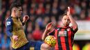 Pemain Arsenal, Gabriel (kiri) berebut bola dengan pemain AFC Bournemouth, Marc Pugh pada lanjutan liga Premier Inggris di Stadion Vitality, Minggu (7/2/2016). (AFP/Glyn Kirk)