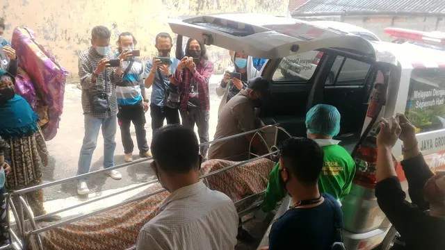 Jasad EM, warga Banyuasin Sumsel yang tewas gantung diri, dibawa ke RS Bhayangkara M Hasan Palembang (Liputan6.com / Nefri Inge)
