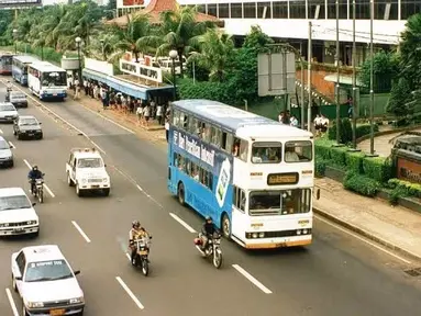 Siapa yang dulu lari-lari ngejar bis supaya enggak telat sampai di sekolah? (Source: Instagram/@groupotomotif1990)