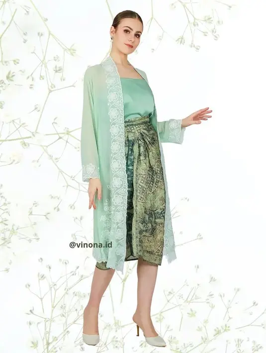 Set kebaya Kamila Series dari Vinona bisa jadi pilihan tepat untuk gaya casual yang chic untuk Hari Raya. [Foto: @vinona.id]