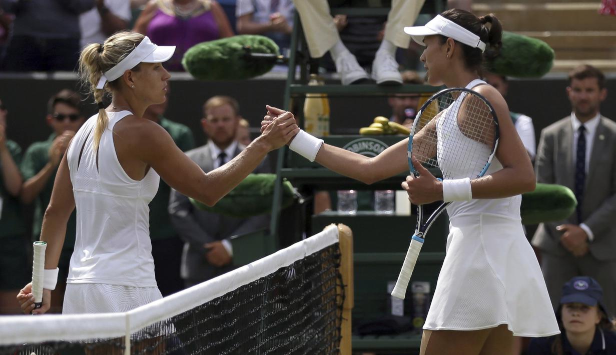 Garbine Muguruza (kanan) bersalaman dengan Angelique Kerber usai laga hari ketujuh tunggal putri di Wimbledon Tennis Championships, London, (10/7/2017). Garbine menang 4-6, 6-4, 6-4. (AP/Tim Ireland)