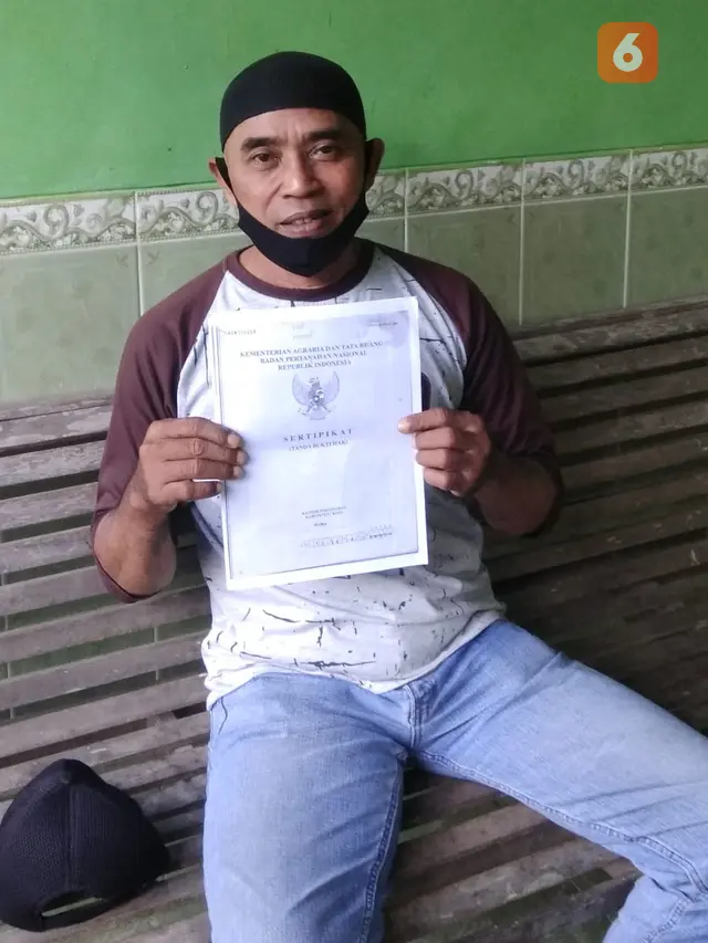 Mbah Muji saat menunjukkan fotocopy sertifikatnya yang kini di tahan oleh pihak Kantor Pertanahan Kabupaten Blora, Jawa Tengah. (Liputan6.com/Ahmad Adirin)