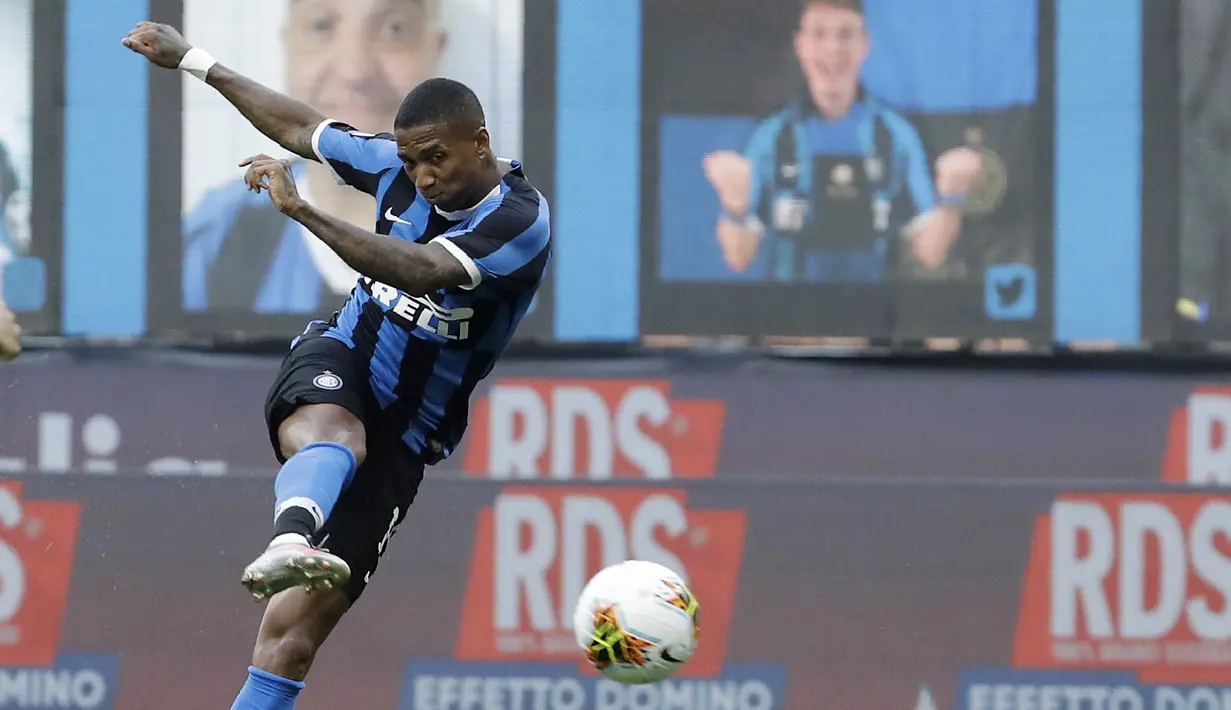 Pemain Inter Milan Ashley Young mencetak gol ke gawang Brescia pada pertandingan Serie A di Stadion San Siro, Milan, Italia, Rabu (1/7/2020). Inter Milan menaklukkan Brescia dengan skor 6-0. (AP Photo/Luca Bruno)