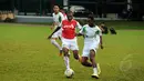 Gelandang Persipura Jayapura, Yustinus Pae (kedua dari kanan) berusaha merebut bola dari Gerard Pangkali saat berlatih di Lapangan C Senayan, Jakarta, Senin (16/2/2015). (Liputan6.com/Helmi Fithriansyah)