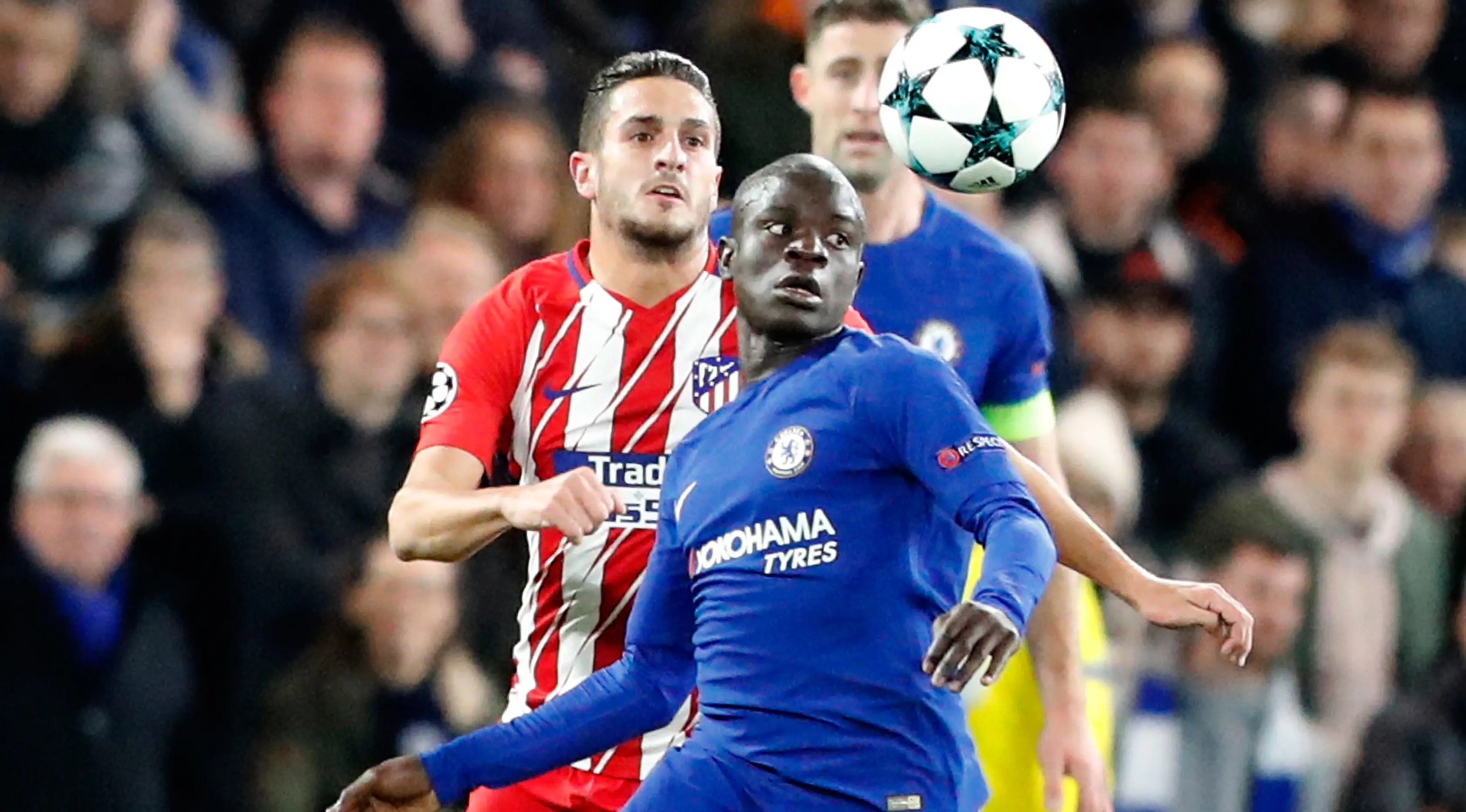 Pemain Chelsea, N'Golo Kante berebut bola dengan pemain  Atletico Madrid, Koke, pada laga Liga Champions. (AP/Frank Augstein)
