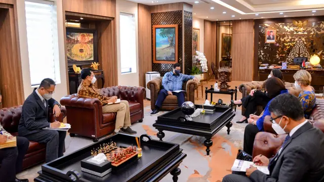 Menteri Koordinator Bidang Perekonomian Airlangga Hartarto menerima audiensi Vice President of the World Bank for East Asia and Pacific Manuela Manuela V. Ferro di Jakarta, Kamis (10/02). (Sumber: ekon.go.id)