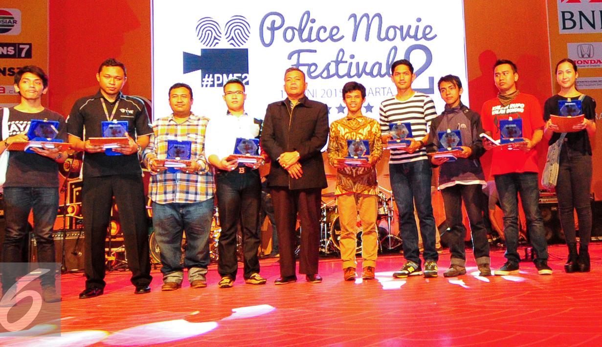 10 Nominator berfoto bersama di malam Penganugerahan Police Movie Festival 2015, Jakarta, Sabtu (13/6/2015). Film pendek besutan Edosz cs dengan judul' Mencoba Menjadi Polisi Harapan ' berhasil keluar sebagai juara pertama. (Liputan6.com/Yoppy Renato)