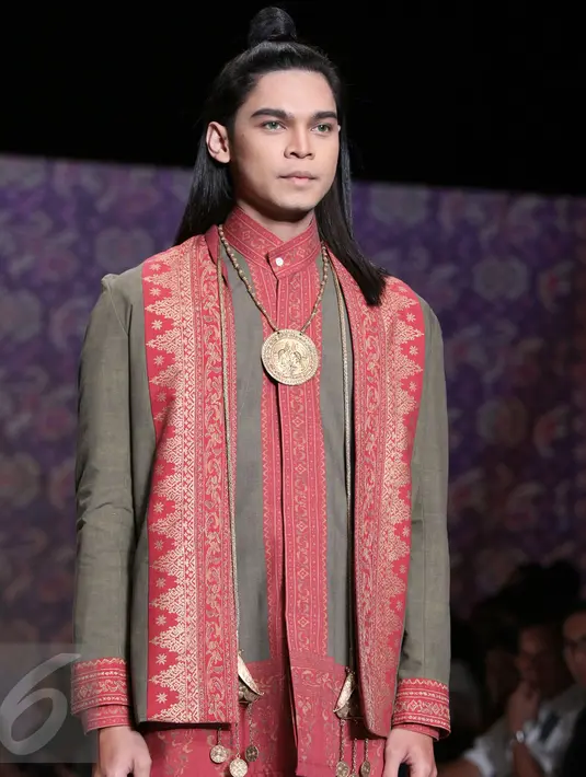 Ghea Panggabean menggunakan beberapa kain tradisional dalam koleksinya yang bertajuk The Spice & Silk Route from Sumatra to Java saat ditampilkan di IPMI Trend Show 2017, Jakarta, Selasa (8/11). (Liputan6.com/Gempur M Surya)