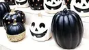 Hiasan pumpkins hitam putih ini adalah hadiah yang diterima Kourtney Kardashian di peringatan Halloweennya. Meski tak terlihat kostum yang dikenakannya, namun terbukti dirinya ikut ramaikan Halloween. (doc.Hollywoodlife.com)