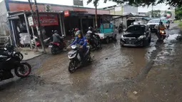 Kendaraan menghindari lubang yang cukup dalam akibat jalan yang rusak di Jalan Raya Bojonggede, Bogor Senin (11/5/2020). Beberapa titik jalan yang menghubungkan Citayam Depok - Bojonggede Bogor mengalami kerusakan yang cukup parah sejak tiga bulan terakhir. (merdeka.com/Arie Basuki)