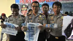 Polres Jakarta Barat merilis uang palsu, Jakarta, Jumat (25/9/2015). Tersangka dan barang bukti alat pencetak uang palsu berhasil diamankan petugas. (Liputan6.com/Gempur M Surya)