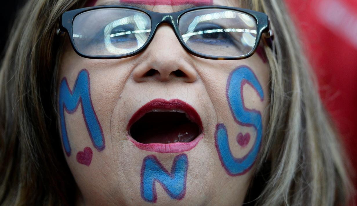 Ekspresi suporter Barcelona setelah menang melawan Sporting Gijon dalam lanjutan La Liga di Stadion El Municipal Molinon, Gijon, Kamis (18/2/2/2016) dini hari WIB. (AFP/Miguel Riopa)