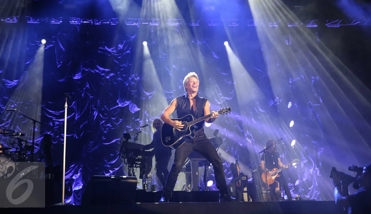 Aksi Bon Jovi di depan 40 ribu penonton yang memadati Stadion Utama Gelora Bung Karno (SUGBK), Jakarta, Jumat (11/9/2015). Bon Jovi membayar kerinduan penggemarnya di Indonesia dengan aksi yang memukau. (Liputan6.com/Faizal Fanani)