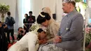 Setelah sah menjadi pasangan suami istri melalui pengucapan ijab kabul dalam bahasa Arab, Fedi Nuril dan istrinya, Vanny Widyasasti melakukan prosesi sungkeman. Proses sungkeman pun berlangsung haru. (Nurwahyunan/Bintang.com)