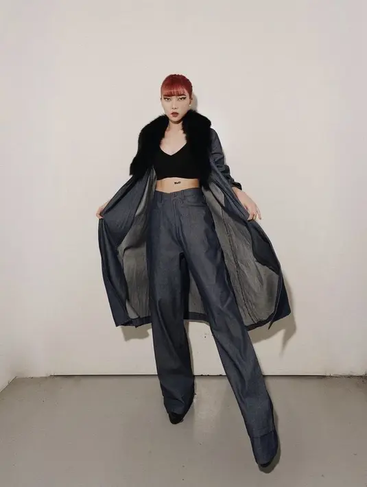 Isyana pun berkolaborasi dengan Raisa pada konser tersebut. Isyana tampil dengan two piece, terdiri dari jubah dengan bulu di bagian depan yang serasi warnanya dengan celananya. Serta inner bralatte hitam. (@isyanasarasvati)