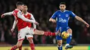 Gelandang Arsenal  Jorginho (kiri) bersaing dengan striker EvertonNeal Maupay pada laga tunda pekan ke-7 Liga Inggris 2022/2023 di Emirates Stadium, Kamis (2/3/2023) dini hari WIB. Dengan kemenangan ini Arsenal menuntaskan dendam melawan Everton setelah pada pertemuan pertama kalah 0-1. (Glyn KIRK / AFP)
