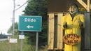 Dildo, Newfoundland, Kanada. Asal usul dari nama Dildo sendiri kurang jelas, tapi sudah digunakan sejak tahun 1711. Kota Dildo selalu kebanjiran turis yang ingin berpose di tempat-tempat umum yang memasang plank nama Dildo besar-besar. ( reddit.com)