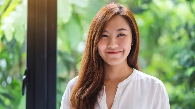 perempuan manis bahagia kalem dewasa