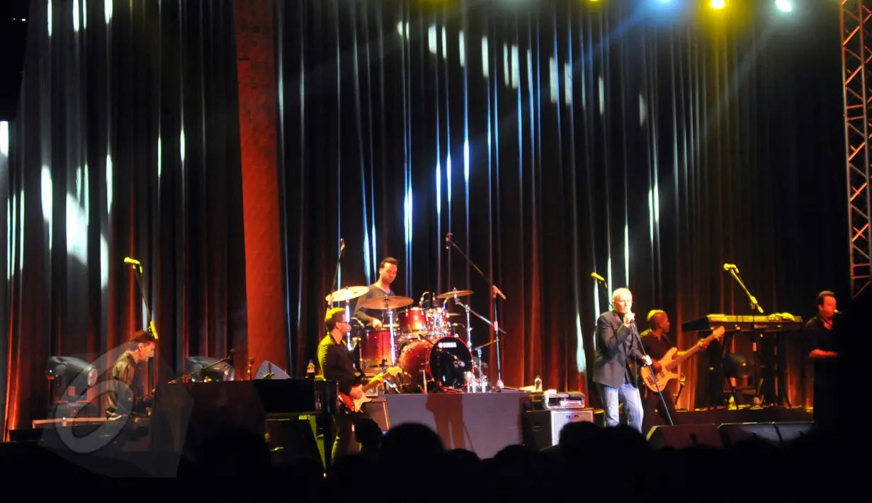 Penampilan Penyanyi legendaris Michael Bolton beserta band pengiringnya dalam konser bertajuk An Evening With Grammy Winner, di Jakarta, Selasa (2/6/2015).(Liputan6.com/Panji Diksana)
