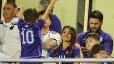 Istri Lionel Messi, Antonella Roccuzzo, bersama keluarganya menyaksikan laga Piala Dunia antara Argentina melawan Australia di Stadion Ahmad Bin Ali, Doha, Qatar (3/12/2022). (AFP/Odd Andersen)