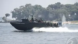 Kapal ini dapat menjelajah daerah laut, pantai, sungai, hingga rawa. Harga KMK mencapai 12 miliar per unit lengkap dengan seluruh peralatan, dan termasuk dengan biaya riset,  Selasa (29/4/2014) (Liputan6.com/Faizal Fanani).