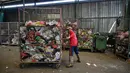 Sampah plastik ini perlu mendapat perhatian khusus karena dampaknya terhadap lingkungan dan kesehatan. (JUNI KRISWANTO/AFP)