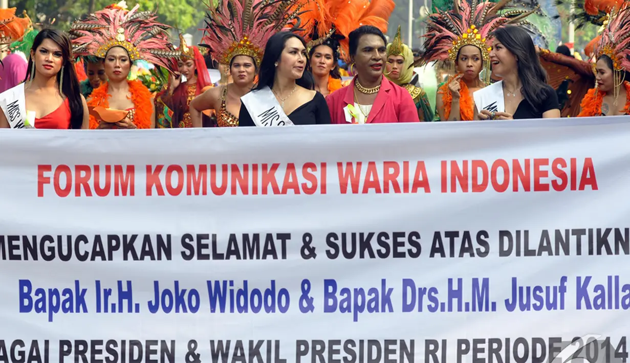 Para waria berjalan sambil membentangkan spaduk yang bertuliskan selamat atas dilantiknya Joko Widodo dan Jusuf Kalla sebagai Presiden dan Wakil Presiden, Jakarta, Minggu (2/11/2014). (Liputan6.com/Miftahul Hayat)